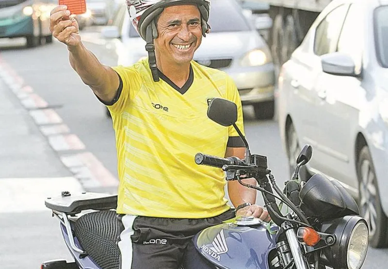 Francisco Cássio Rodrigues virou motoboy e está trabalhando com entrega de comidas para dois restaurantes
