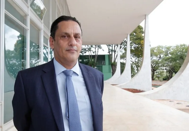Frederick Wassef, advogado de Flávio Bolsonaro, diante do Palácio do Planalto, em Brasília.