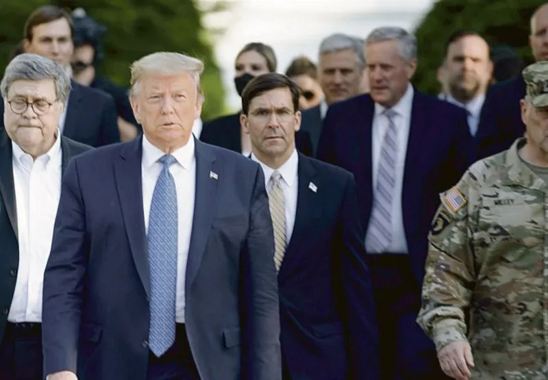 Fardado, o general Milley acompanha Trump e comitiva em caminhada até um templo religioso, no dia 2 de junho