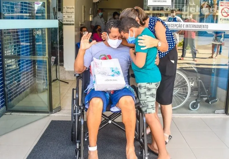 Alessandro recebe abraço da esposa e do filho ao deixar hospital onde ficou internado por 11 dias