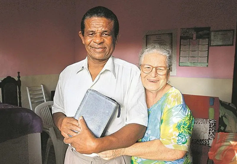 Pastor Evandro com a mulher,  Onércia, de  66 anos, e a Bíblia, já em casa. “Quero ficar perto da minha família e aproveitar ainda  mais a vida”, disse ele