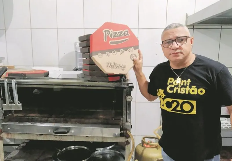 O empresário Naldo Andrade, de 41 anos é dono de uma pizzaria em Feu Rosa