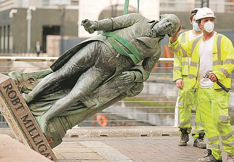 Estátua do mercador Robert Milligan é retirada em Londres, para não ser alvo de vandalismo 