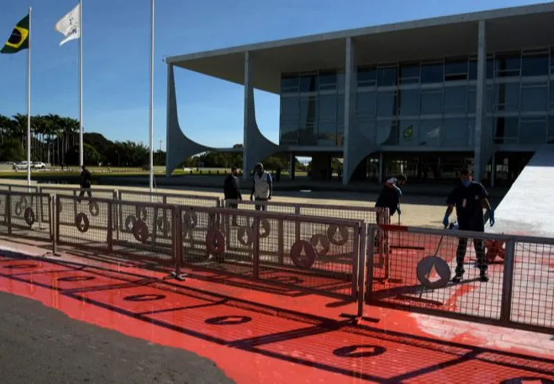 Um manifestante jogou uma lata de tinta na rampa do Palácio do Planalto