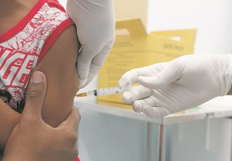 Criança é vacinada:  campanha imunizou 169 mil menores contra a gripe no Espírito Santo