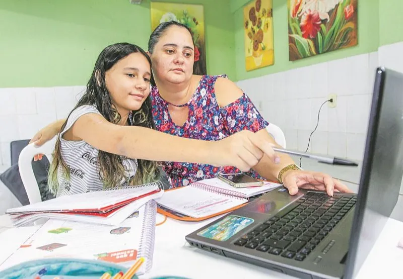 A empresária Sueda Calanzani Moreira, 35, com a filha Melyne, de 11 anos.