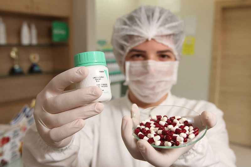 A farmacêutica Shaianny Fonseca mostra remédio usado contra piolhoNa foto (Foto: Beto Morais/AT)