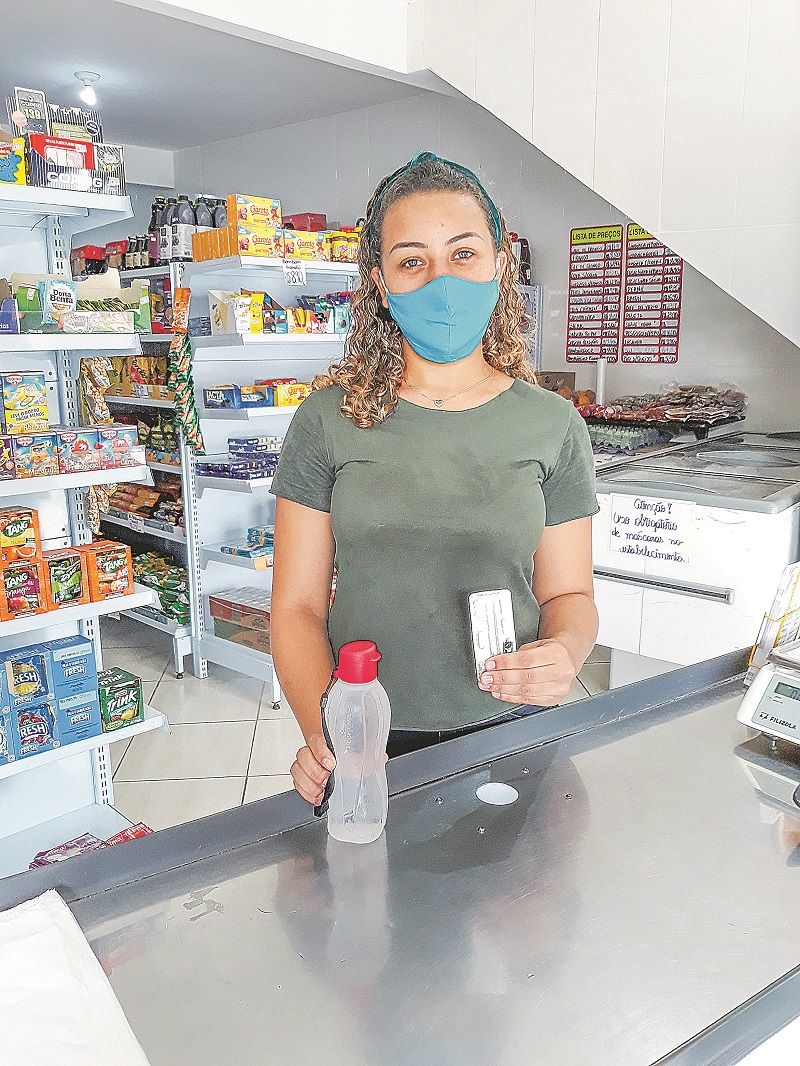 A operadora de caixa Marcela Almeida, 20, contou que não bebia água com frequência e, durante a pandemia, com o uso da máscara, a ingestão reduziu ainda mais. (Foto: Camila Lima/AT)