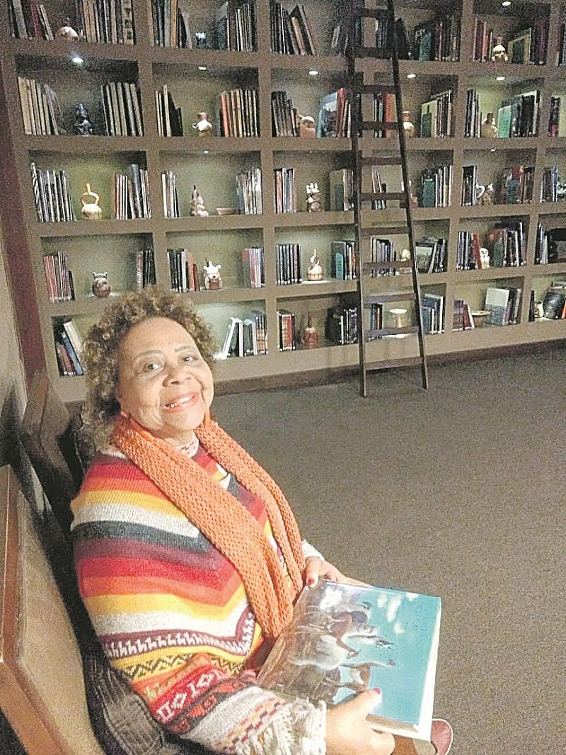 Há 42 anos dando aulas, Ângela Costa Pereira diz estar tendo um grande desafio com as aulas online: “Me sinto orgulhosa por me reinventar” (Foto: Acervo pessoal)