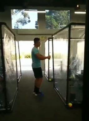 Professor Peet Sapsin durante demonstração do exercício (Foto: Reprodução/Instagram/@inspiresouthbay)