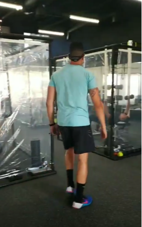 O professor, Peet Sapsin, avalia movimento dos alunos ao praticarem o exercício (Foto: Reprodução/Instagram/@inspiresouthbay)