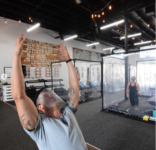 Funcionários da academia Inspire South Bay Fitness instalaram cubos de plástico para separar os alunos (Foto: Reprodução/Instagram/@inspiresouthbay)