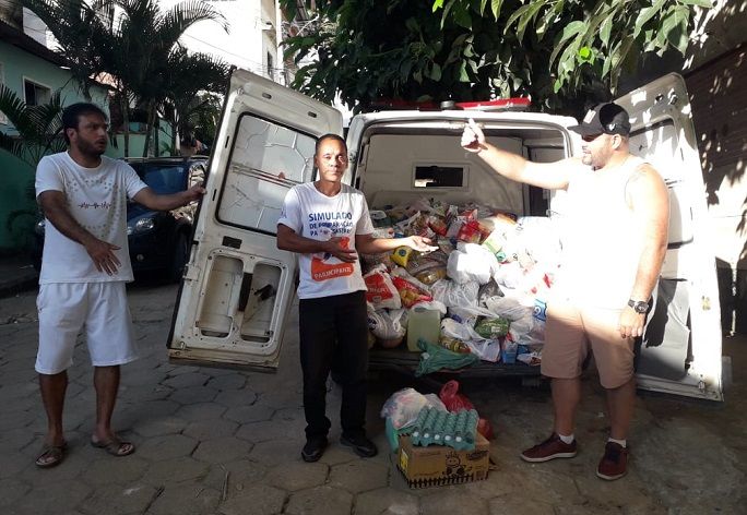 Sargento aposentado da Polícia Militar João Batista Feitosa com seus amigos após ação social (Foto: Acervo Pessoal)