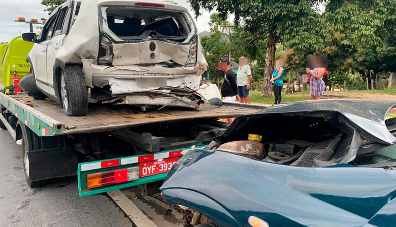 Veículo teve a traseira destruída com o impacto (Foto: Kadidja Fernandes / AT)