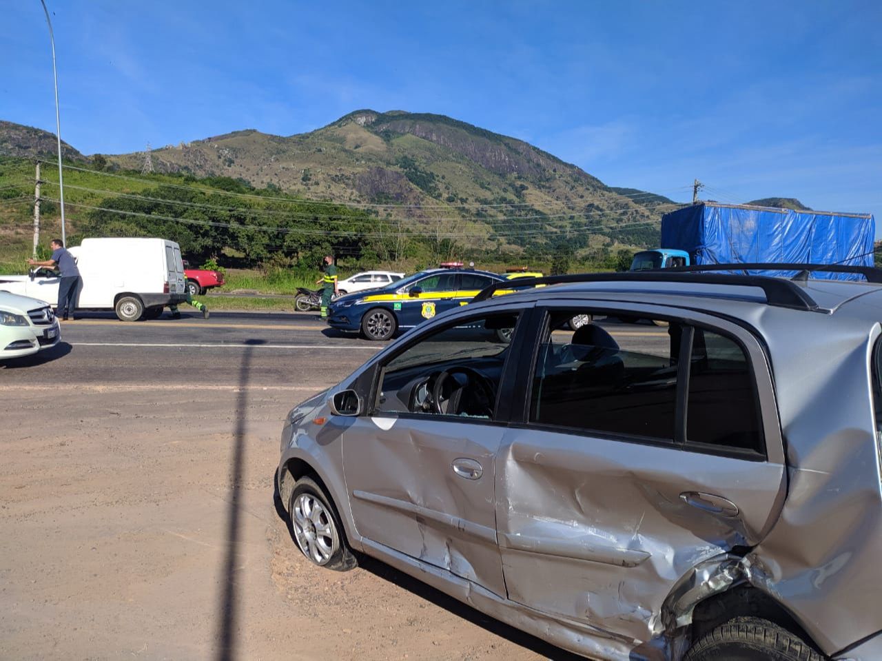 Acidente entre um Chery prata e uma Fiorino na BR-101, na Serra (Foto: Júlia Afonso)