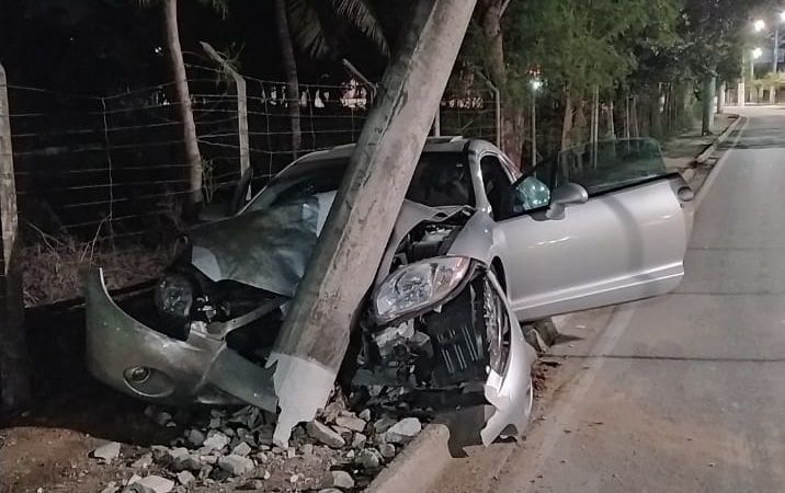 Carro bateu de frente em poste na ES-010, em Jardim Limoeiro. (Foto: Internauta)