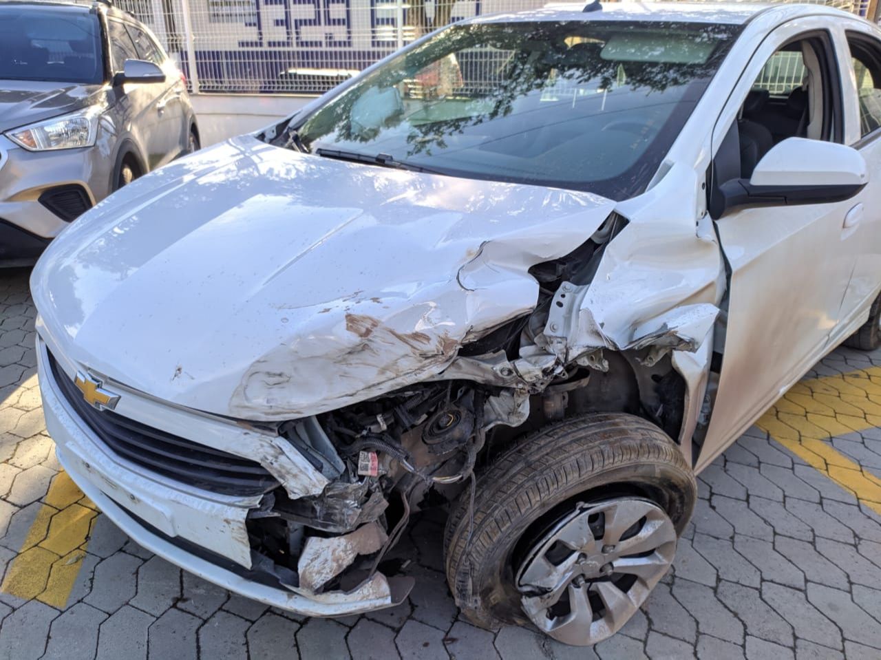 Carro usado pelos suspeitos (Foto: Júlia Afonso)