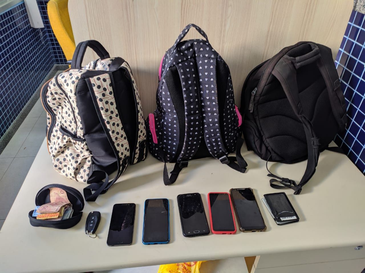 Mochilas, celulares e dinheiro foram encontrados (Foto: Júlia Afonso)
