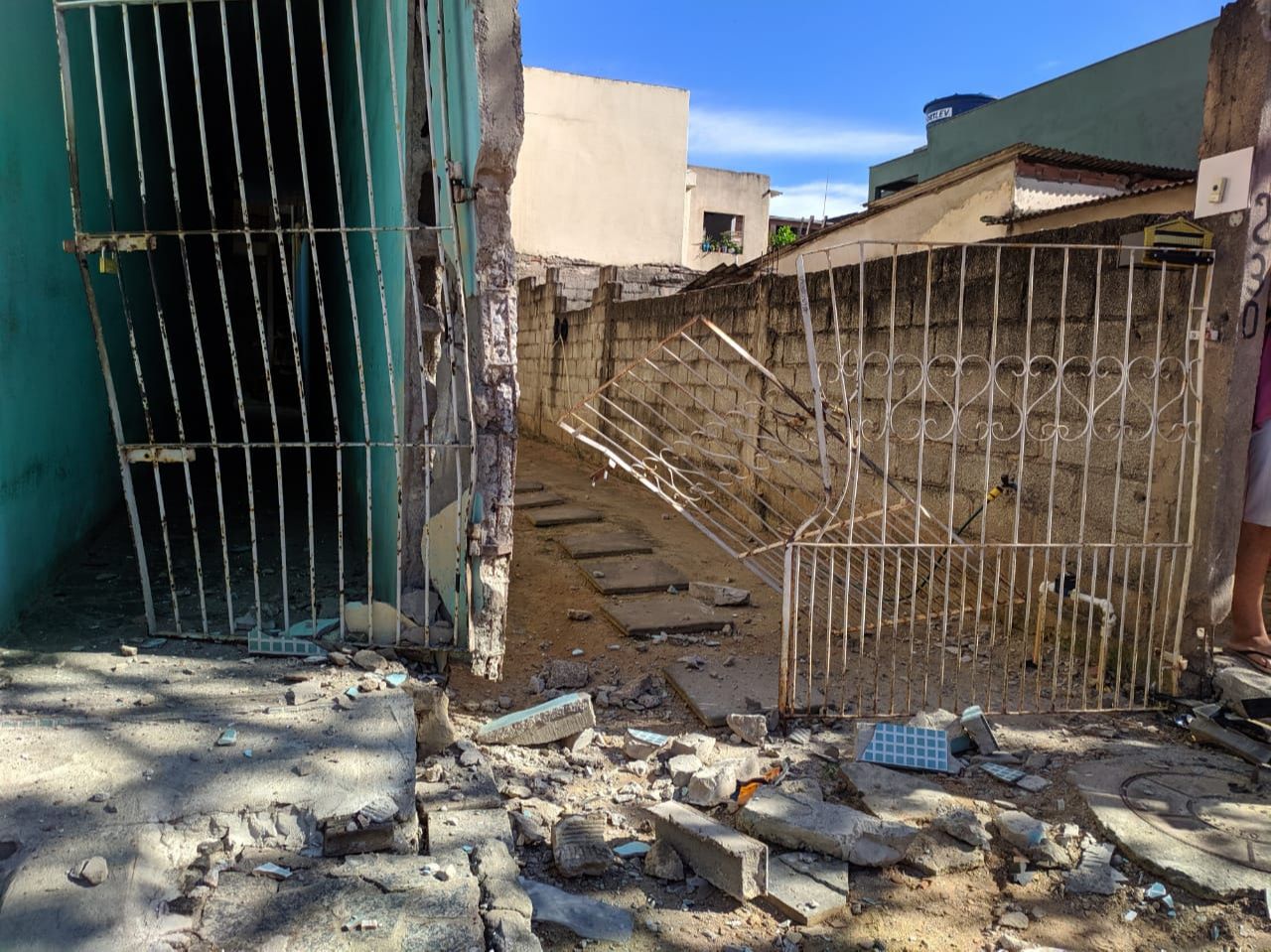 Portão que foi atingido por veículo (Foto: Júlia Afonso)