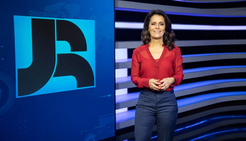 Adriana Araújo, apresentadora do “Jornal da Record” (Foto: Edu Moraes / Divulgação)