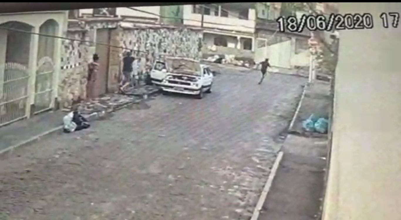 O momento que o agente da Guarda de Vila Velha atira contra o eletricista. (Foto: Reprodução)