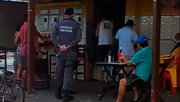 Agentes da Guarda Municipal e da Polícia Militar fiscalizam bar em Vila Velha (Foto: Divulgação / PMVV)