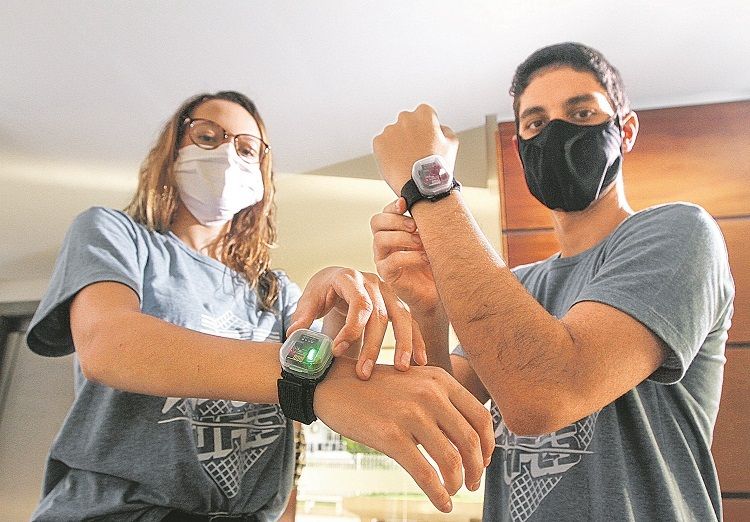 Alunos de Engenharia de Computação, André Cunha e Joana Loureiro desenvolveram a Pulseira Anti-Covid (Foto: Beto Morais/AT)