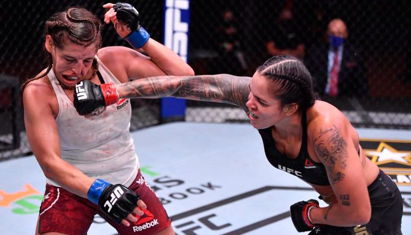 Amanda Nunes atinge rosto de adversária (Foto: Divulgação / UFC)