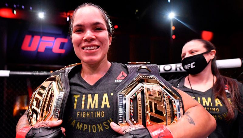 Amanda Nunes garante mais um cinturão no UFC (Foto: Divulgação / UFC)