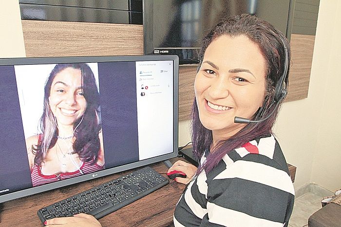 Adlin conversa com Maiara pelo computador: as duas se conheceram pelas redes sociais e viraram amigas (Foto: Dayana souza/AT)