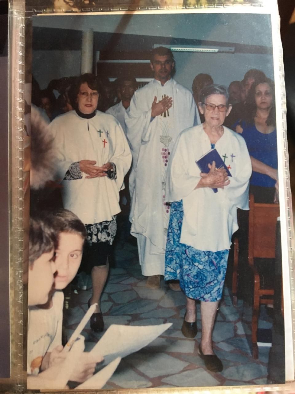 Ana Getrudes participa de missa. Casal era católico e vivia na igreja (Foto: Acervo pessoal)