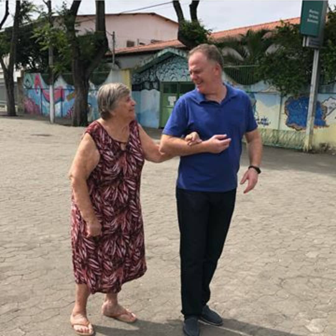 O governador Renato Casagrande e sua mãe, Anna Venturim Casagrande, de 87 anos. (Foto: Reprodução/Instagram/@casagrande_es)