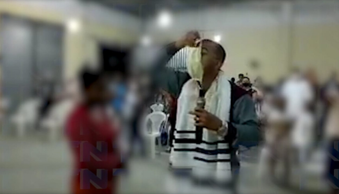 Apóstolo Deiverson Antunes, da Igreja Apostólica Tenda da Vitória, na Serra, diz que cura fiel com coronavírus (Foto: Reprodução de vídeo/Facebook)