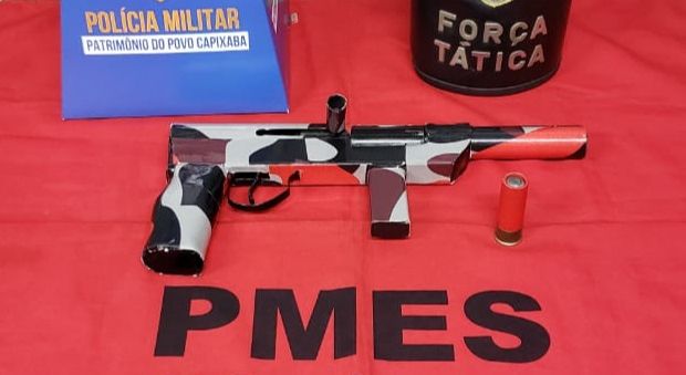 Suspeito portava arma calibre 12, segundo a PM. (Foto: Divulgação PMES)