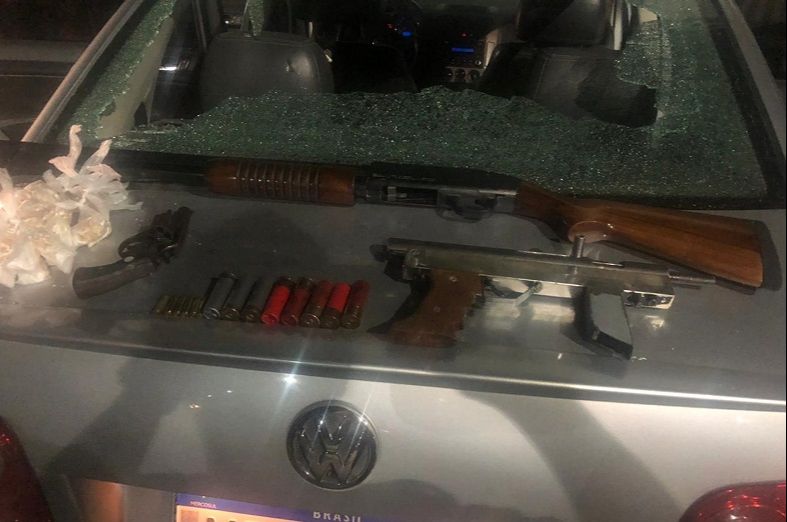 Armas e drogas apreendidas após perseguição em Nova Carapina. (Foto: Divulgação)