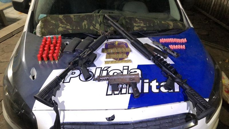 Apreensão armas no bairro Operário, em Cariacica (Foto: Divulgação PM)