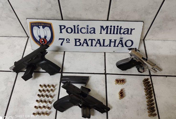 Armas apreendidas no bairro Operário, em Cariacica. (Foto: Divulgação PM)