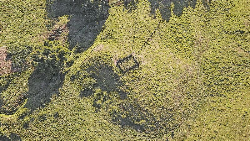 Área onde teria existido uma igreja em Castelo. (Foto: Raphael Silva)