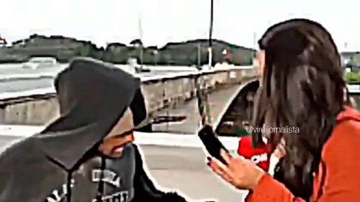 Repórter foi assaltada e teve que entregar os dois celulares (Foto: Reprodução / Youtube)