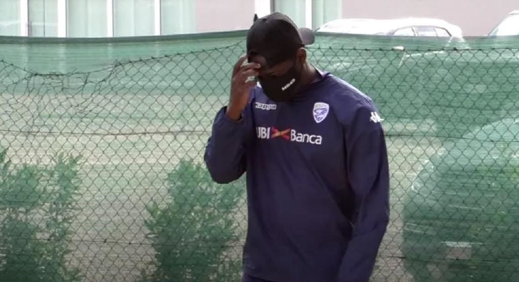 Balotelli precisou voltar à pé porque tinha ido de carona (Foto: Reprodução de vídeo)