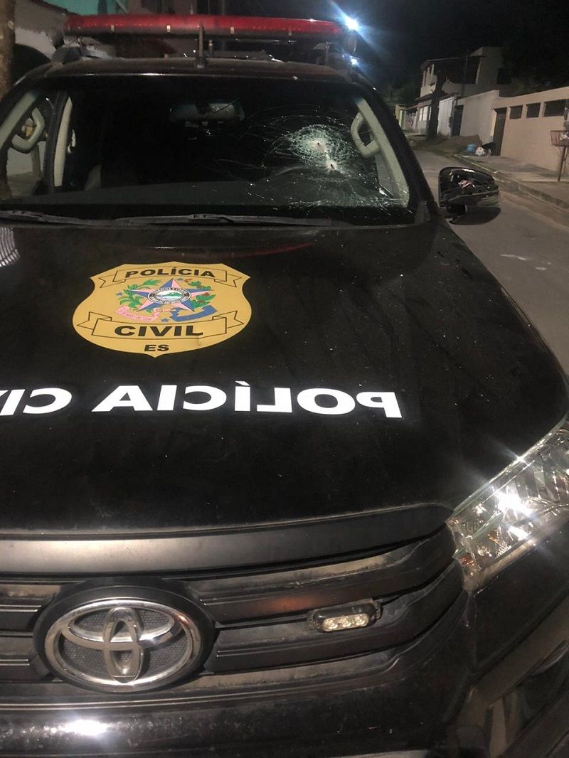Viatura atingida por disparos de metralhadora em Nova Carapina, na Serra. (Foto: Divulgação)