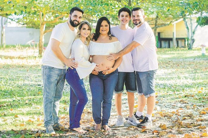 Marcos, Karlla, Patrícia, Rodrigo e Wescley aguardam a chegada de Arthur, em agosto: gravidez em família (Foto: Scheila Nogueira)
