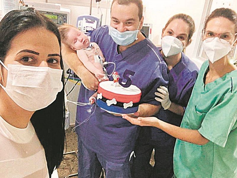 Profissionais da saúde do Hospital e Maternidade São José, em Colatina, mães e bebês durante festas preparadas dentro da Unidade de Terapia Intensiva (Foto: Hospital São José/ Divulgação)