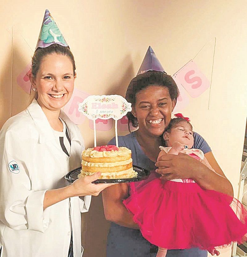 Profissionais da saúde do Hospital e Maternidade São José, em Colatina, mães e bebês durante festas preparadas dentro da Unidade de Terapia Intensiva (Foto: Hospital São José/ Divulgação)