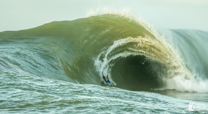 O capixaba Bernardo Nassar surfou a onda na sexta-feira (19), na Praia da Costa, em Vila Velha. (Foto: Diego Silva/Divulgação)