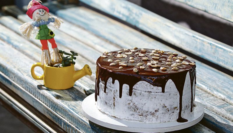 Bolo com massa de amêndoas e recheio de brigadeiro de amendoim (Foto: Beto Morais / AT)