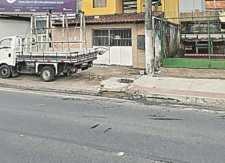 Rede de esgoto que vaza em frente a residência na BR-101 em Colina de Laranjeiras, na Serra. (Foto: Rosangela Leite Filgueiras)