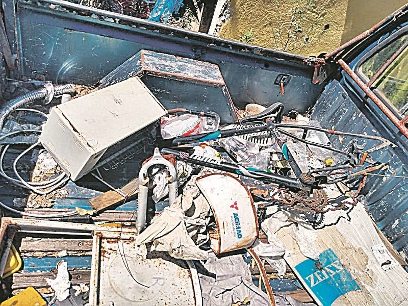 Carros abertos, enferrujados nas ruas do bairro de Fátima, na Serra. (Foto: Dimas Fernandes)