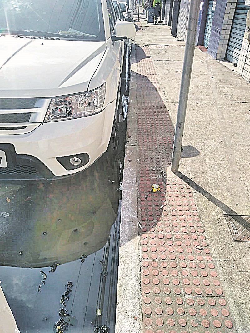 Esgoto vazando ao longo da avenida Jerônimo Monteiro, na Glória, exalando mau cheiro e incomodando lojistas. (Foto: Renato Lopes)