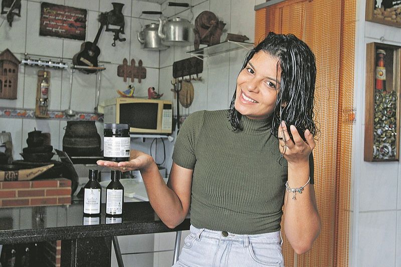 Juliana Sarmento começou a alisar os cabelos há seis anos, mas decidiu ter os cachos de volta (Foto: Fábio Nunes/ AT)